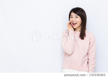 Smiling woman screaming 134356463