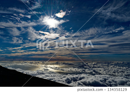 雲海中的陽光 134358129