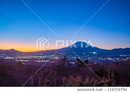 [Shizuoka Prefecture] Gotemba city lights (six beams of light) and Mt. Fuji seen from Ashigara Pass 134359794