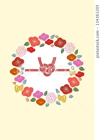 可愛的日式背景素材，黃色背景上有許多花朵和水引。 134361205