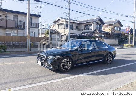 豪華轎車在路上行駛 豪華轎車在路上行駛 134361303