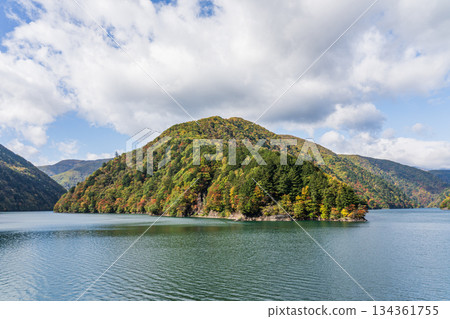 秋葉倒映在長野縣松本市梓湖上 秋葉倒映在長野縣松本市梓湖上 134361755