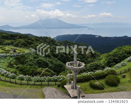 從紀北天殿上方俯瞰錦江灣和櫻島的鳥瞰圖 134361923