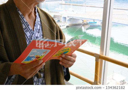 身穿浴衣的老年男子兼導遊 身穿浴衣的老年男子兼導遊 134362182