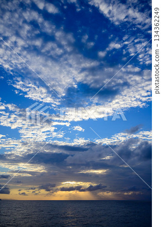 壯麗的海面日落 134362249