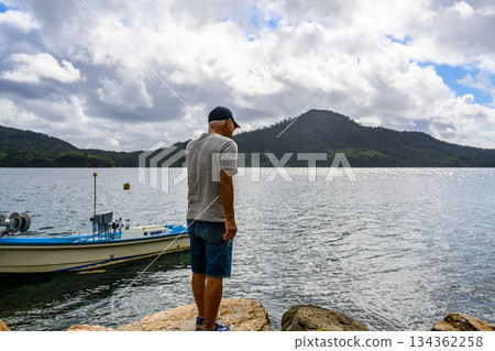 一位中年男子站在岩石區眺望大海。 [照片由 Hidden 提供] 134362258