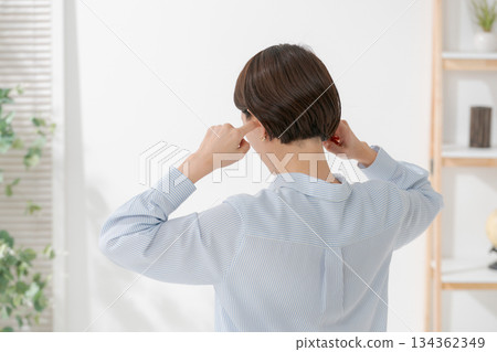 一位女子摀著耳朵的背影 134362349