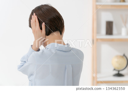 一位女子摀著耳朵的背影 134362350