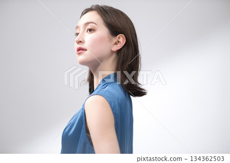 身穿藍色襯衫的年輕女子美照 身穿藍色襯衫的年輕女子美照 134362503
