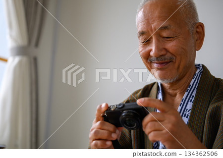 一位身穿浴衣的老人看向鏡頭 134362506