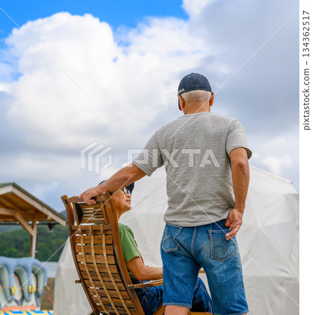 兩位老人在戶外聊天 [照片由沖繩海濱飯店雅提供] 134362517