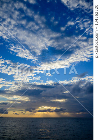 落日餘暉下的大海和壯麗的天空 落日餘暉下的大海和壯麗的天空 134362520