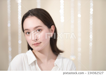 一位留著中長髮的年輕女子的美麗照片 一位留著中長髮的年輕女子的美麗照片 134362527