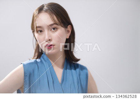 穿著藍色襯衫的年輕女子 穿著藍色襯衫的年輕女子 134362528