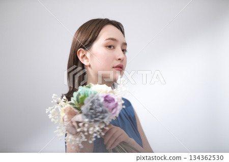 身穿藍色襯衫的女子手捧花束 身穿藍色襯衫的女子手捧花束 134362530