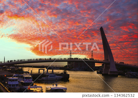 台灣淡水漁人碼頭美麗的日落 134362532