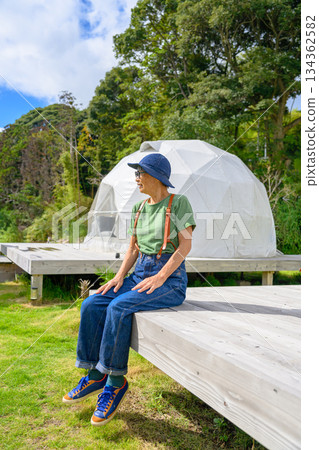 老年女性享受豪華露營體驗 [照片由沖繩海濱飯店 Miyabi 提供] 134362582