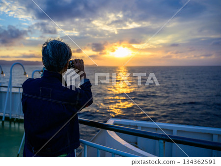 從渡輪上看到的日落和大海 134362591