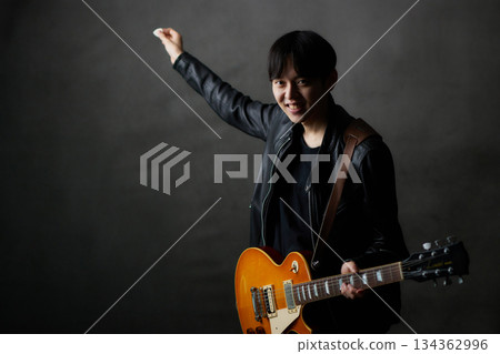 年輕男音樂家現場表演 134362996