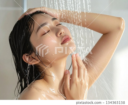年輕女子淋浴的圖片,文字區域,背景素材,人工智慧生成素材 年輕女子淋浴的圖片,文字區域,背景素材,人工智慧生成素材 134363138