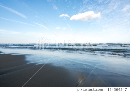 The sun reflecting on the sea 134364247