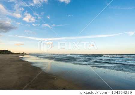 反射在海的太陽 134364259