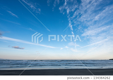 反射在海的太陽 134364262