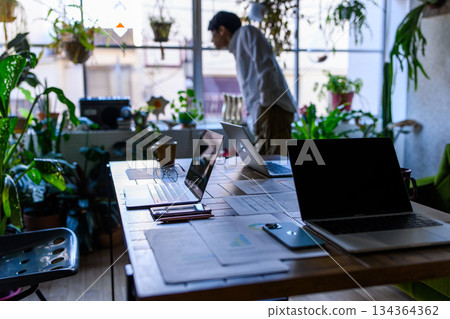 在家辦公，周圍環繞著植物 134364362