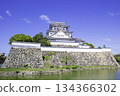 The beautiful Kishiwada Castle tower standing out against the inner moat (Kishiwada City, Osaka Prefecture) 134366302