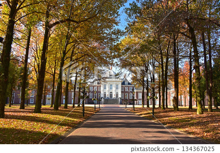 主題樂園裡的歐式秋季紅葉景色 主題樂園裡的歐式秋季紅葉景色 134367025
