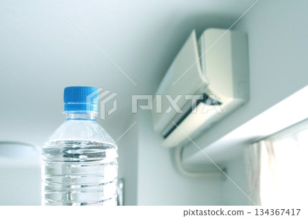 房間冷卻器和塑膠瓶 房間冷卻器和塑膠瓶 134367417