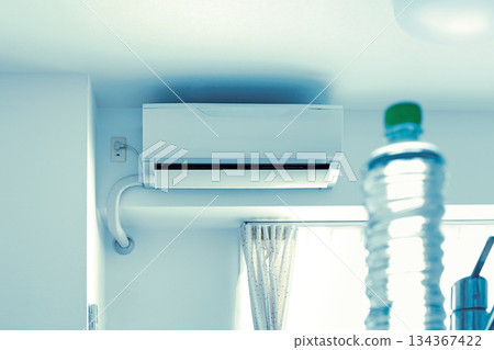 房間冷卻器和塑膠瓶 134367422
