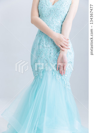 穿著緊身連身裙的女子 穿著緊身連身裙的女子 134367477