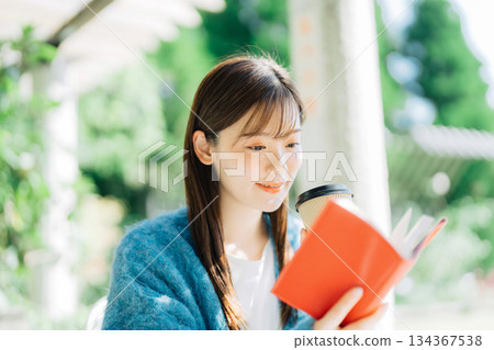 在露台上閱讀的年輕女子 在露台上閱讀的年輕女子 134367538