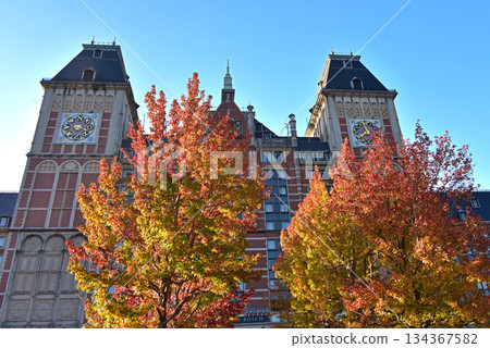 European-style autumn foliage scenery at a theme park 134367582