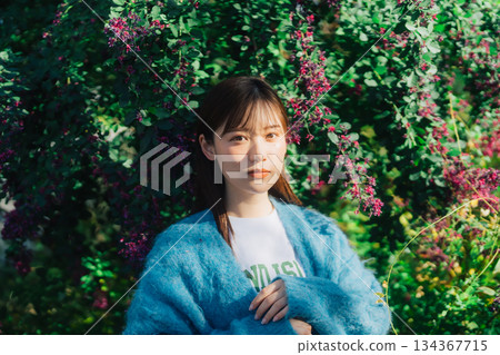 花和年輕女子 134367715