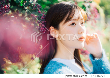 花和年輕女子 134367719