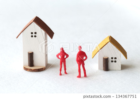 A photo showing inheritance troubles using miniature dolls, a house, and text 134367751
