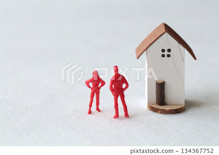 A photo showing inheritance troubles using miniature dolls, a house, and text 134367752