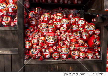 DARUMA dollss with Japaness word, which means victory, in Kachioji Temple Osaka Japan DARUMA dollss with Japaness word, which means victory, in Kachioji Temple Osaka Japan 134367946