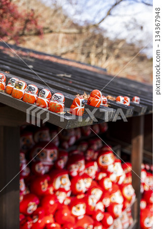 DARUMA dollss with Japaness word, which means victory, in Kachioji Temple Osaka Japan DARUMA dollss with Japaness word, which means victory, in Kachioji Temple Osaka Japan 134367948