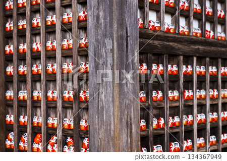DARUMA dollss with Japaness word, which means victory, in Kachioji Temple Osaka Japan DARUMA dollss with Japaness word, which means victory, in Kachioji Temple Osaka Japan 134367949