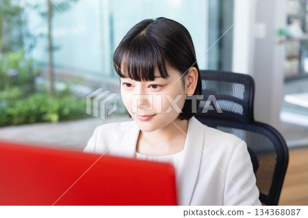 在辦公室工作的婦女 134368087