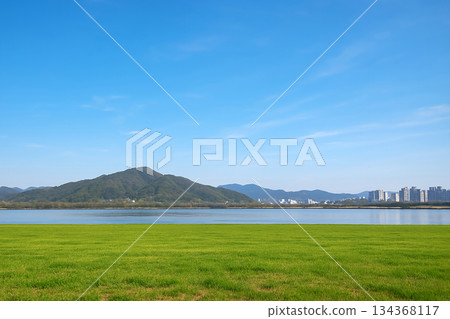 初夏時節，從豬苗代湖眺望阿蘇山。 134368117