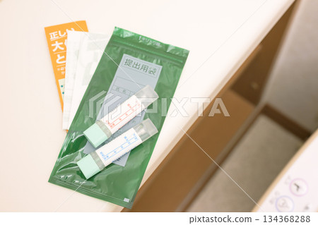 糞便檢測試劑盒已放入馬桶 134368288
