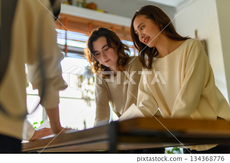 三位女性的偶然相遇 134368776