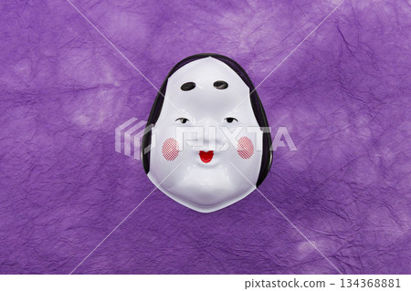 置於紫色和紙背景上的阿龜（禦太福）面具，節分，日式風格圖像 134368881