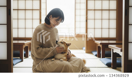 一名女子正在和一隻柴犬玩耍 一名女子正在和一隻柴犬玩耍 134368929