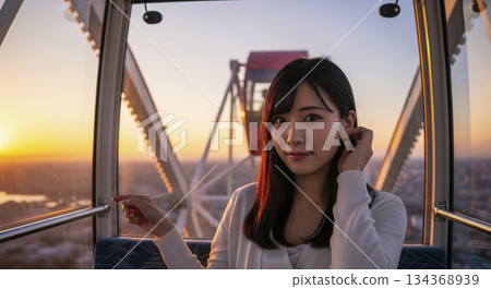 日落時分，一位女子搭乘摩天輪。 134368939