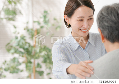 一位支持中年女性的女性 134368994